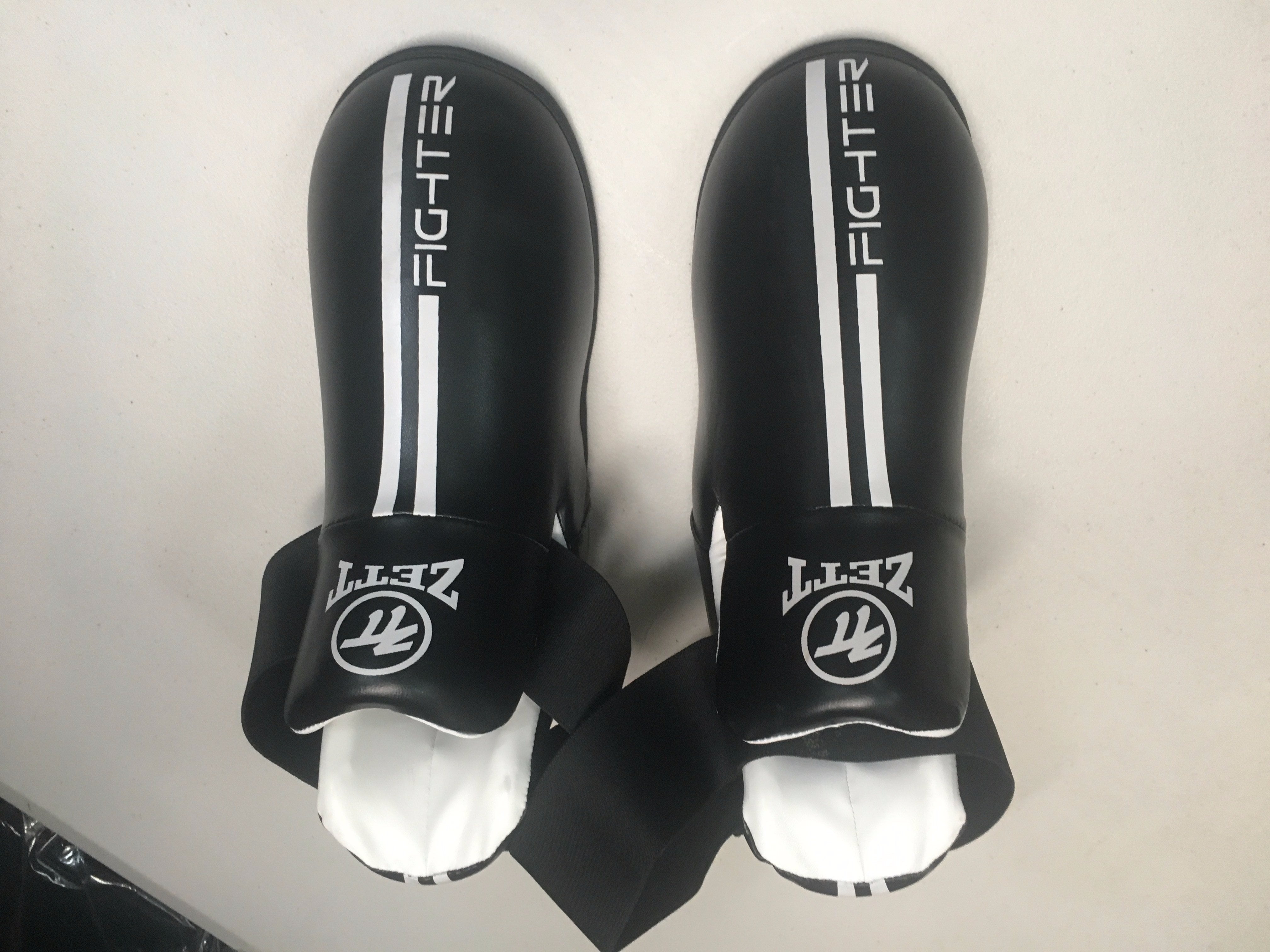 Zett ISKA PU sparring boots in green, front view