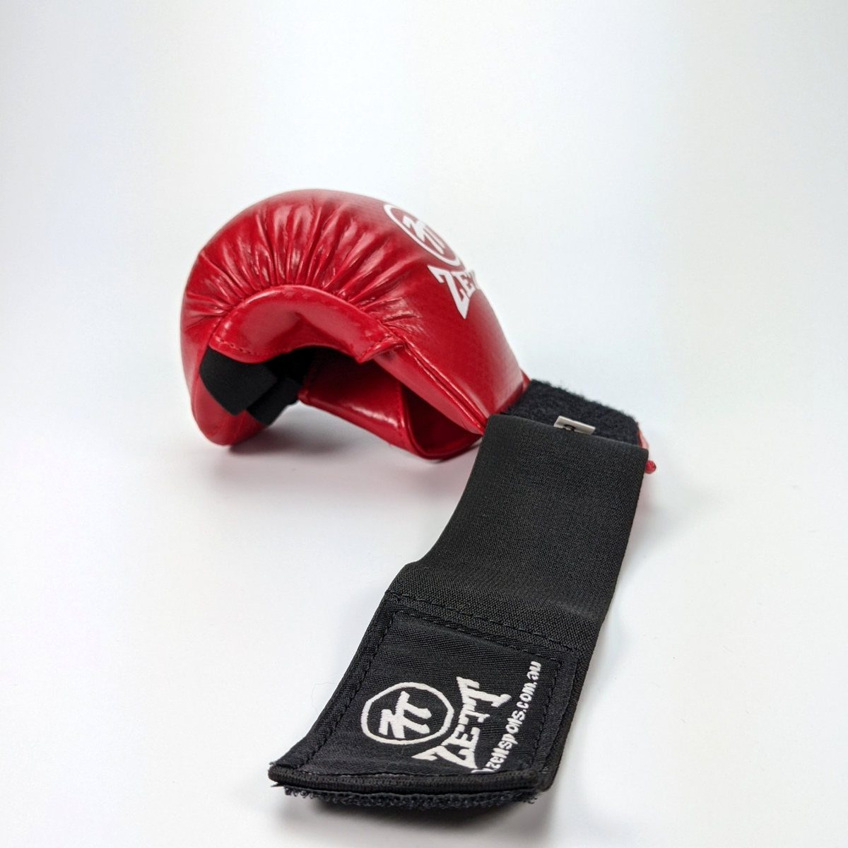 Zett Karate open hand gloves, side view