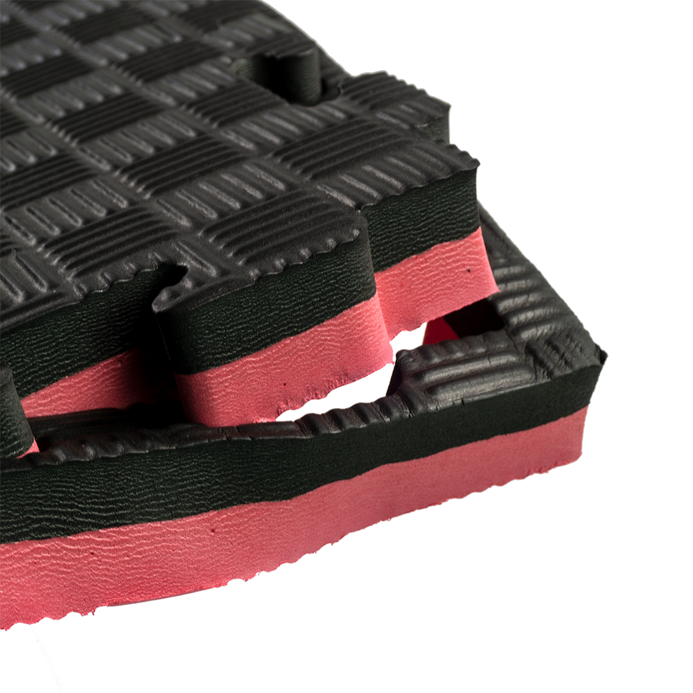 Zett 2.5cm jigsaw mat in red and black, close-up