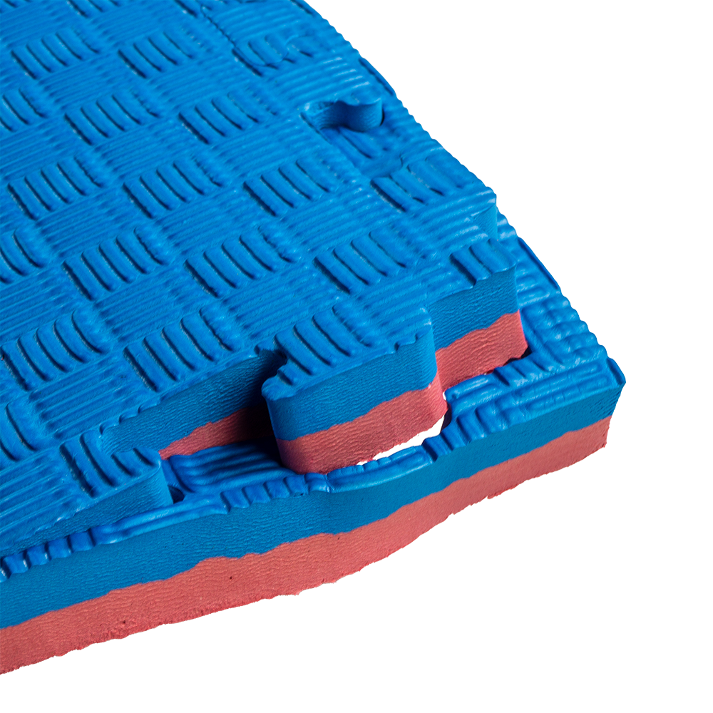 Zett 2.5cm jigsaw mat in red and blue, close-up