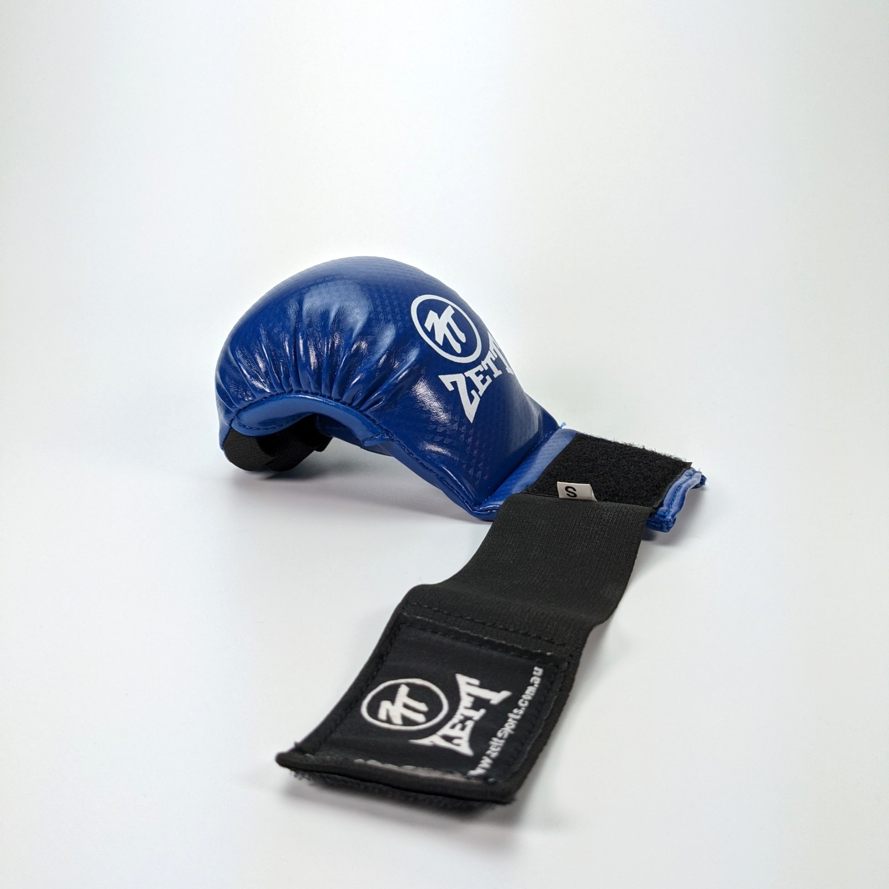 Zett Karate open hand gloves, detail view