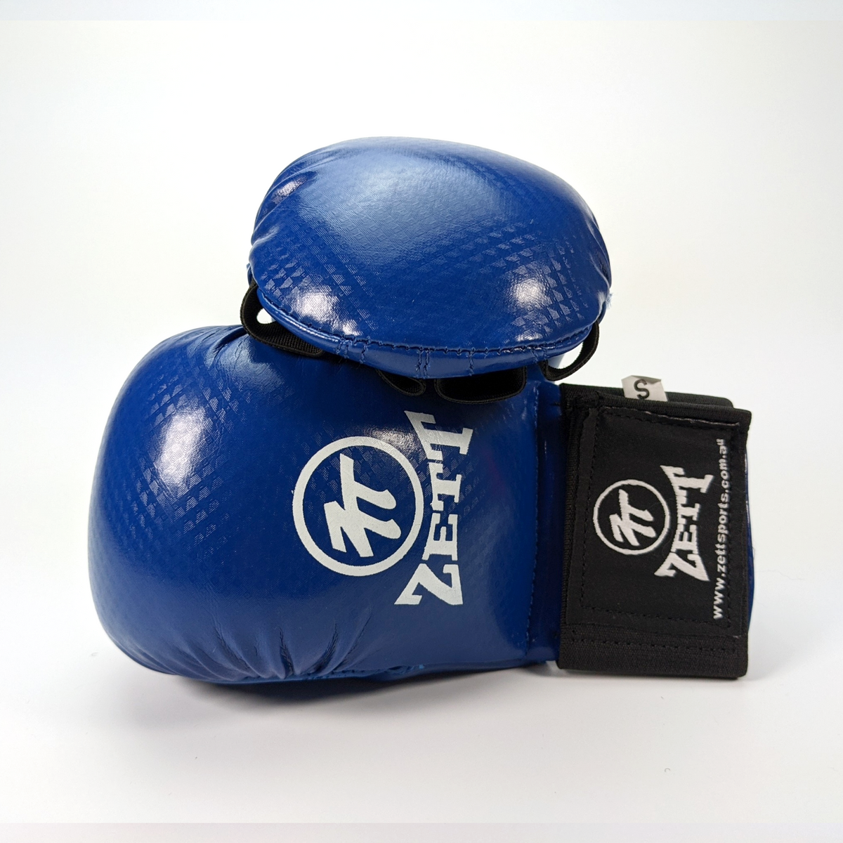 Zett Karate open hand gloves, front view