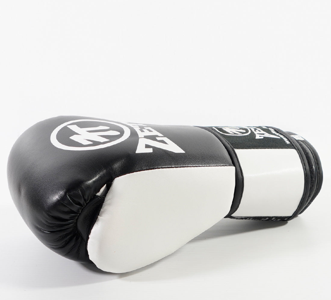 Zett Classic boxing gloves in black, close-up